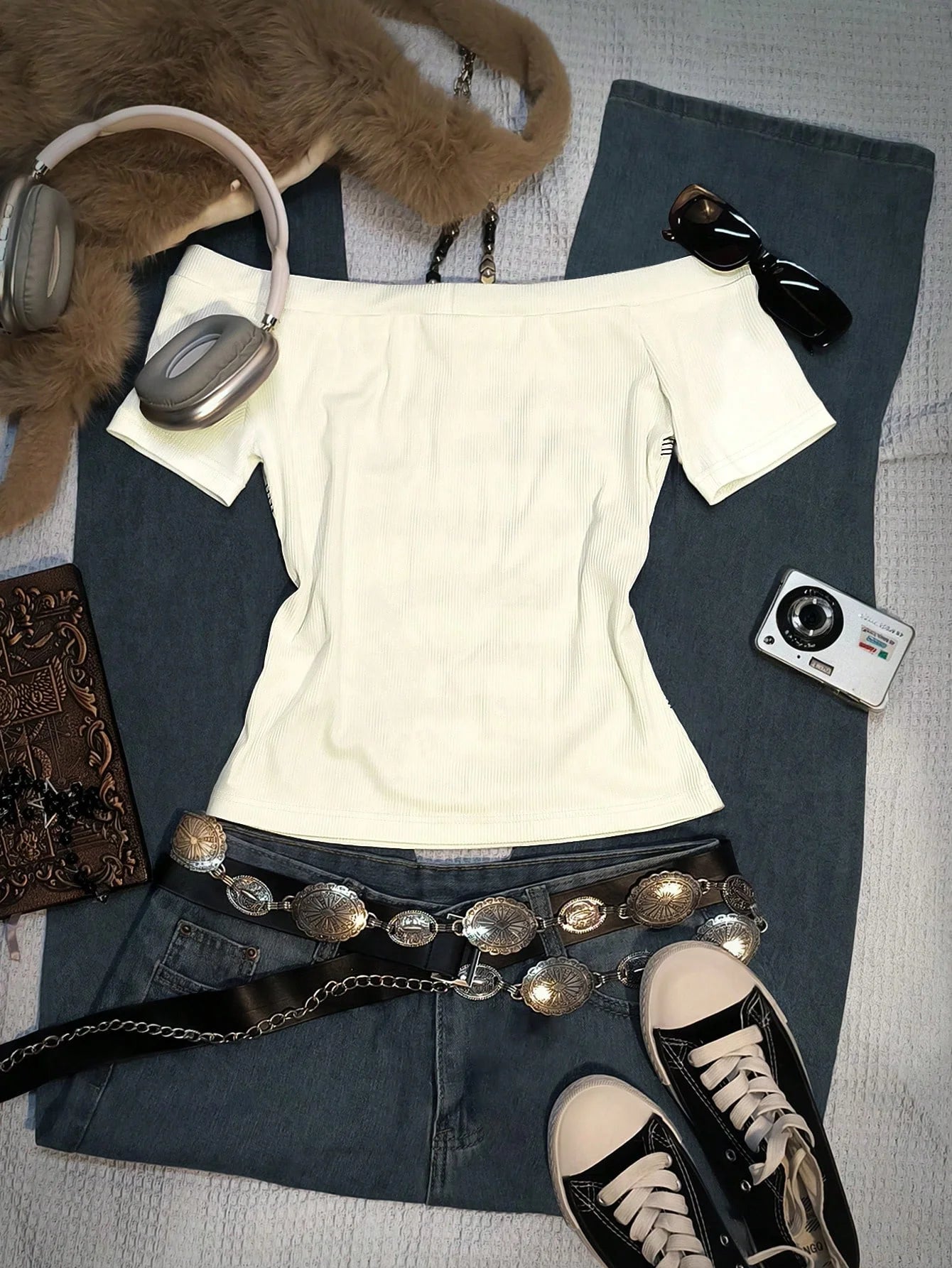 Women's Retro Off-Shoulder Long-Sleeved Slim-Fit T-Shirt, Adorned With Musical Note Print, Fashionable, Y2K Retro Style, High-Qu